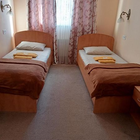 Hostel Iskra Lviv Bagian luar foto