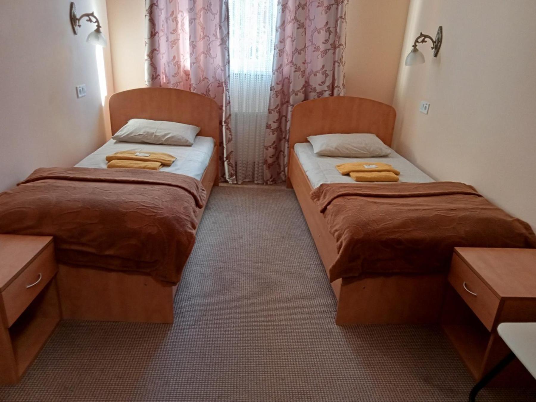 Hostel Iskra Lviv Bagian luar foto